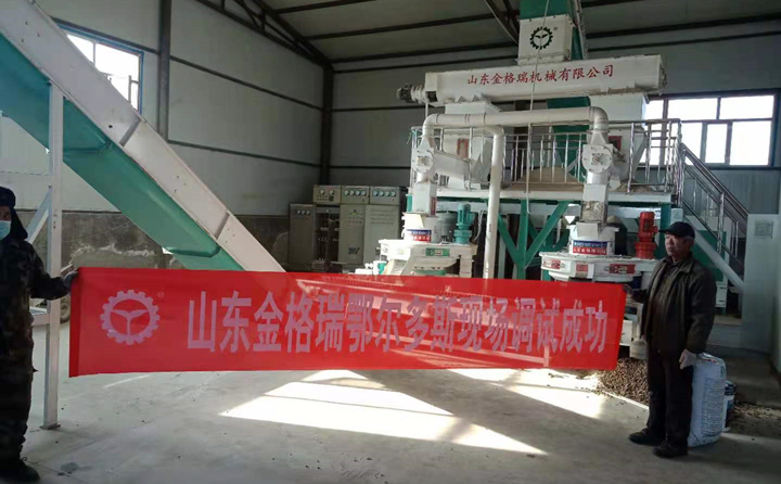 鋸末顆粒機調試現(xiàn)場 鋸末顆粒機調試現(xiàn)場